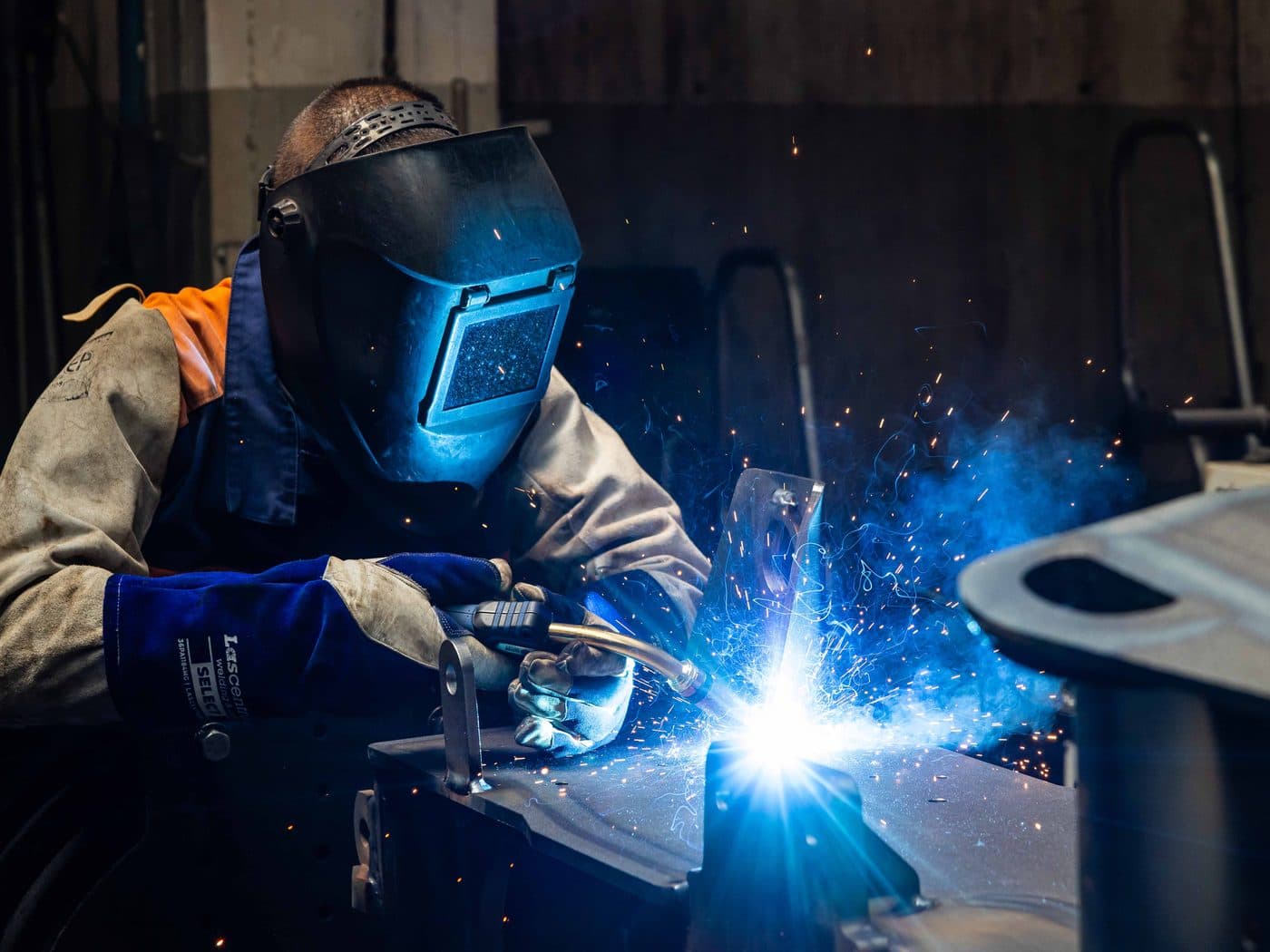 Welder fabricating a steel frame in the Kapos Atlas production hall