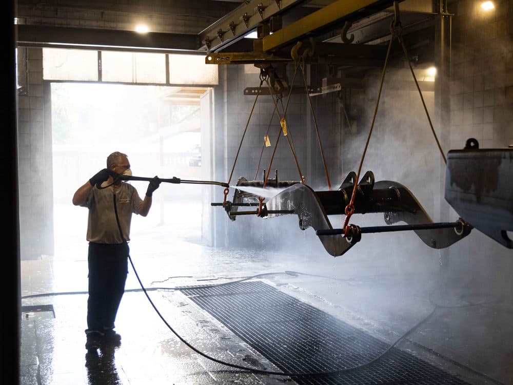 Pre-treatment of a steel component before painting at Kapos Atlas