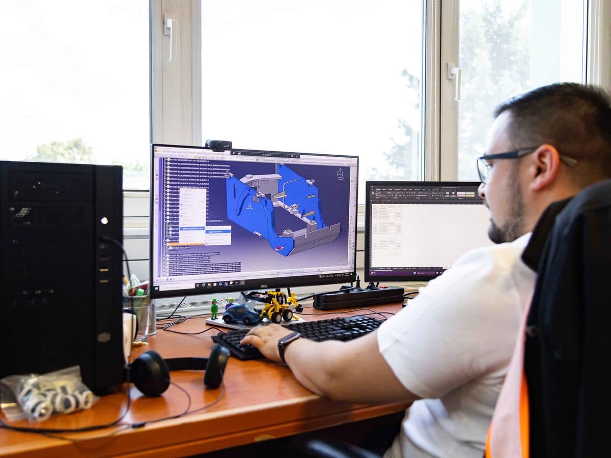 Kapos Atlas engineer developing a steel structure on a CAD workstation