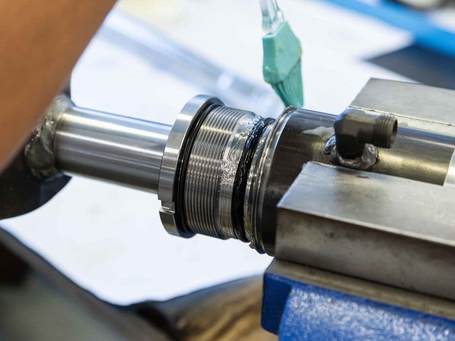 Machined hydraulic cylinder rod with sealing assembly