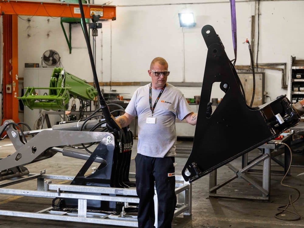 Assembly of a ready-to-install steel sub-assembly at Kapos Atlas