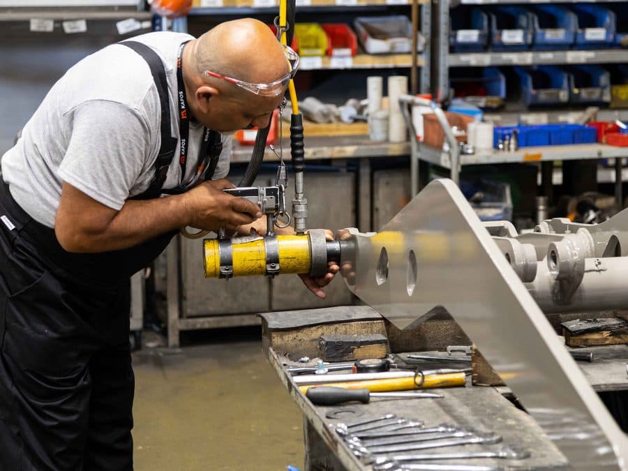 Quality inspection of a machined hydraulic cylinder at Kapos Atlas